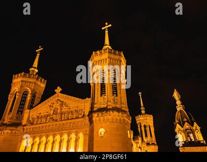 Prise de vue aérienne panoramique la nuit de la basilique illuminée notre Dame de Fourvière - Lyon Banque D'Images