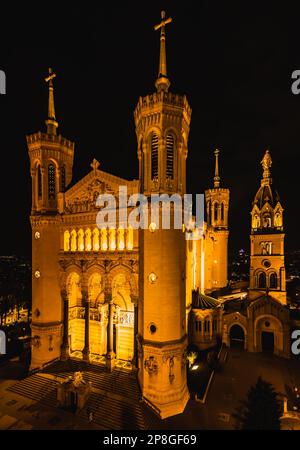 Prise de vue aérienne panoramique la nuit de la basilique illuminée notre Dame de Fourvière - Lyon Banque D'Images