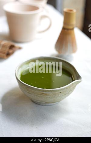 Matcha japonais en bol avec fouet Matcha Banque D'Images