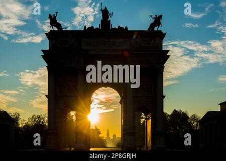 Peace Arch avec Sunbeam au coucher du soleil à Milan ; Lombardie ; Italie Banque D'Images