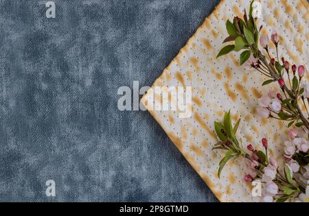 Beaucoup de familles juives tiendront le repas Seder le premier soir de la Pâque, au cours de laquelle le matzah est bien en vedette. Banque D'Images