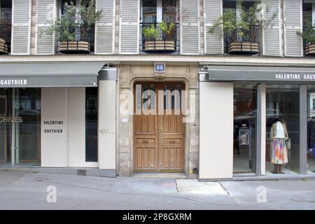 Vue typique du centre commercial parisien ici situé sur le boulevard Beaumarchais situé dans le 11th arrondissement de Paris France. Banque D'Images