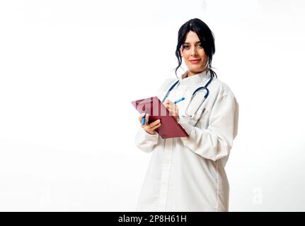 Une femme de race blanche portant une blouse de laboratoire blanche et un stéthoscope isolé sur un fond blanc. Banque D'Images