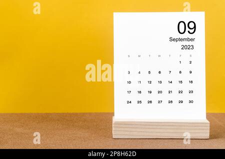 Septembre 2023 Calendrier mensuel pour 2023 ans sur table jaune. Banque D'Images