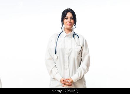 Une femme du Caucase portant un laboratoire blanc et un stéthoscope isolé sur fond blanc. Banque D'Images