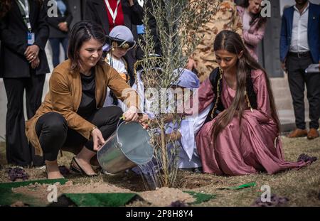 Sindschar, Irak. 09th mars 2023. Annalena Baerbock (Bündnis 90/Die Grünen, l), ministre des Affaires étrangères, plante un arbre devant le centre de réunion culturel et social 'Maison de la coexistence'. Au cours de son voyage, Baerbock se rend dans la ville de Sinjar, la principale zone de peuplement des Yazidis, dans le nord de l'Irak. L'État islamique (EI) est considéré comme responsable du génocide des Yazidis après 2014. Credit: Michael Kappeller/dpa/Alay Live News Banque D'Images