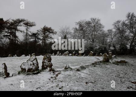 Pierres à roulettes début mars 2023 montrant des signes d'une effervescence de neige dans le paysage de l'Oxfordshire. Banque D'Images