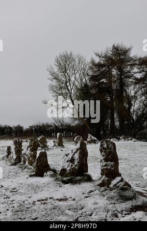 Pierres à roulettes début mars 2023 montrant des signes d'une effervescence de neige dans le paysage de l'Oxfordshire. Banque D'Images