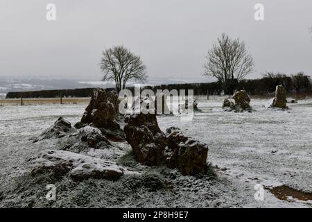 Pierres à roulettes début mars 2023 montrant des signes d'une effervescence de neige dans le paysage de l'Oxfordshire. Banque D'Images