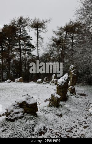 Pierres à roulettes début mars 2023 montrant des signes d'une effervescence de neige dans le paysage de l'Oxfordshire. Banque D'Images