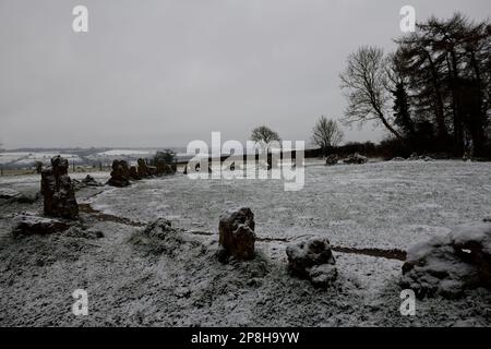 Pierres à roulettes début mars 2023 montrant des signes d'une effervescence de neige dans le paysage de l'Oxfordshire. Banque D'Images