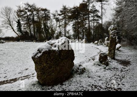 Pierres à roulettes début mars 2023 montrant des signes d'une effervescence de neige dans le paysage de l'Oxfordshire. Banque D'Images