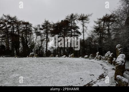 Pierres à roulettes début mars 2023 montrant des signes d'une effervescence de neige dans le paysage de l'Oxfordshire. Banque D'Images