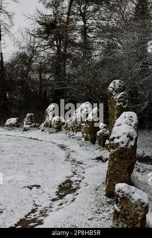 Pierres à roulettes début mars 2023 montrant des signes d'une effervescence de neige dans le paysage de l'Oxfordshire. Banque D'Images