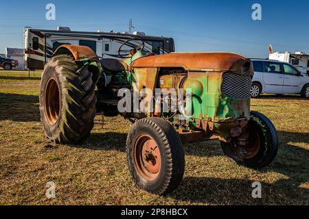 Fort Meade, FL - 26 février 2022 : vue panoramique d'un tracteur Deutz D40 1963 lors d'un salon de tracteur local. Banque D'Images