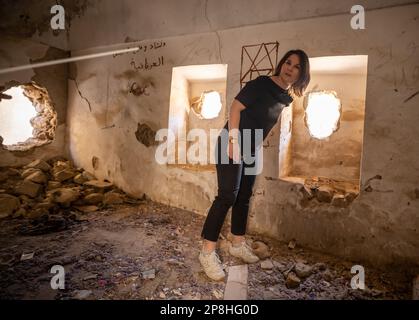 Sindschar, Irak. 09th mars 2023. Annalena Baerbock (Bündnis 90/Die Grünen), Ministre des Affaires étrangères, visite le centre-ville détruit de Sinjar. Au cours de son voyage, Baerbock visitera la ville nord-irakienne de Sinjar, la principale zone de peuplement des Yazidis. L'État islamique (EI) est considéré comme responsable du génocide des Yazidis après 2014. Credit: Michael Kappeller/dpa/Alay Live News Banque D'Images