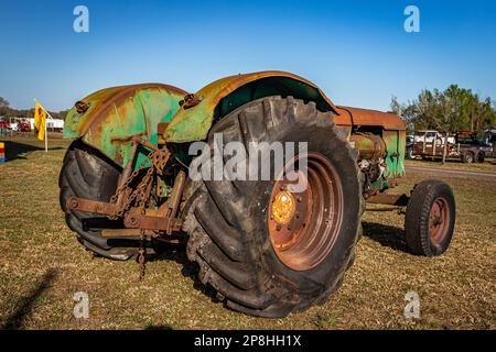 Fort Meade, FL - 26 février 2022 : vue d'angle arrière à haute perspective d'un tracteur Deutz D40 1963 lors d'un salon de tracteur local. Banque D'Images