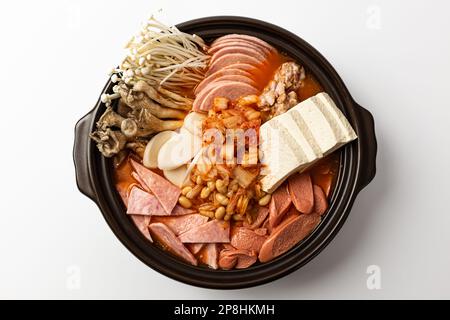 Culture alimentaire coréenne. Soupe avec jambon et saucisse. Cuisine fusion coréenne Banque D'Images