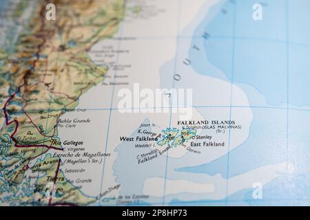 Un petit foyer de l'île Falkland vu sur une carte générique imprimée. Aussi vu la moitié sud de l'Amérique du Sud vu sur la gauche. Banque D'Images