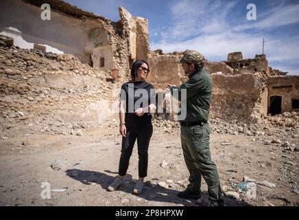 Sindschar, Irak. 09th mars 2023. Annalena Baerbock (Bündnis 90/Die Grünen, l), ministre des Affaires étrangères, s'entretient avec Ian Johnston de Global Clearance Solutions, responsable du service de déminage, dans le centre-ville détruit de Sinjar. Au cours de son voyage, Baerbock se rend dans la ville de Sinjar, la principale zone de peuplement des Yazidis, dans le nord de l'Irak. L'État islamique (EI) est considéré comme responsable du génocide des Yazidis après 2014. Credit: Michael Kappeller/dpa/Alay Live News Banque D'Images