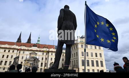 Prague, République tchèque. 09th mars 2023. Statue de Tomas Garrigue Masaryk et poeple avec drapeau de l'UE devant le château de Prague, 9 mars 2023, Prague. Crédit : Michal Kamaryt/CTK photo/Alay Live News Banque D'Images