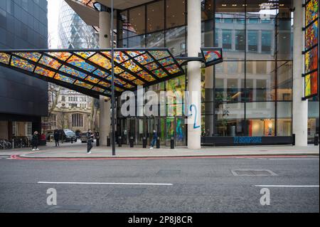 L'entrée principale avec une verrière colorée de 22 Bishopsgate, un gratte-ciel de bureau commercial dans la ville de Londres, Angleterre, Royaume-Uni Banque D'Images