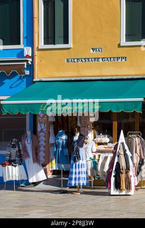 La Bottega dell Arte via Baldassare Galuppi à Burano, Venise, Italie en février Banque D'Images