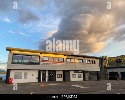 Ullapool,Écosse - 9 août,2022: Terminal de ferry d'Ullapool au coucher du soleil spectaculaire. Terminal est à distance de marche du village, où il y a SH Banque D'Images