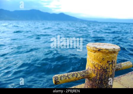Gros plan d'un bollard amarre Banque D'Images