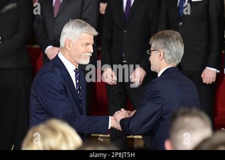 Prague, République tchèque. 09th mars 2023. Une session conjointe des deux chambres du Parlement de la République tchèque dans la salle Vladislav du Château de Prague, au cours de laquelle le Président nouvellement élu Petr Pavel prêtera serment le 9 mars 2023. Sur la photo, le président nouvellement élu Petr Pavel, à gauche, a prêté le serment du Président du Sénat Milos Vystrcil (ODS). Crédit : Roman Vondrous/CTK photo/Alay Live News Banque D'Images