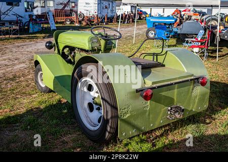 Fort Meade, FL - 26 février 2022 : vue d'angle arrière à haute perspective d'un Ford 9N moto-Tug 1941 lors d'un salon de tracteur local. Banque D'Images