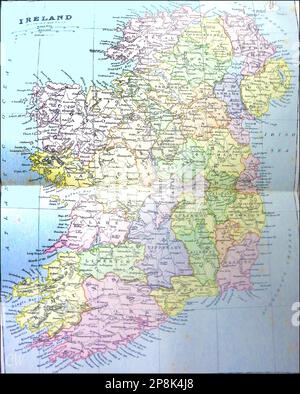 Une vieille carte colorée de l'Irlande datant du 19th siècle Banque D'Images