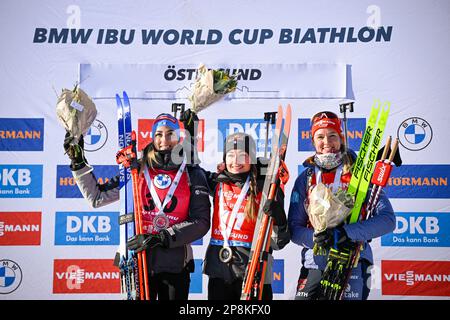 Dorothea Wierer (C) d'Italie, deuxième place Lisa Vittozzi (L) d'Italie et troisième place Denise Herrmann-Wick (R) d'Allemagne posent sur le podium Banque D'Images