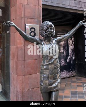 Une photo verticale de la statue de Cilla Black sur Mathew Street devant l'entrée du Cavern Club Banque D'Images