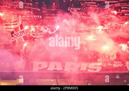 Fans PSG dans le huitième match de finale FC BAYERN MUENCHEN - PARIS SG 2-0 de football UEFA Champions League, match de la saison 2022/2023 à Paris, 08 mars 2023. Achtelfinale, FCB, Munich, PSG © Peter Schatz / Alamy Live News Banque D'Images