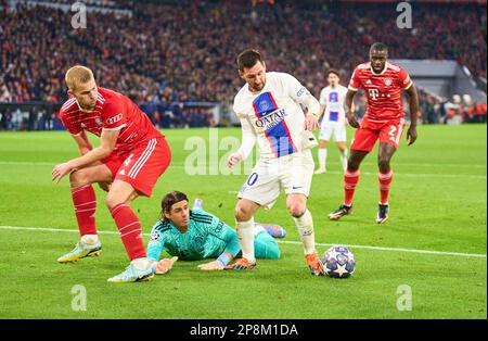 Alphonso DAVIES, FCB 19 Matthijs de Ligt, FCB 4 Yann Sommer, FCB 27 gardien de but concourent pour le ballon, lutte, duel, tête, zweikampf, Action, lutte contre Lionel Messi, PSG 30 dans le huitième match de finale FC BAYERN MUENCHEN - PARIS SG 2-0 de football UEFA Champions League, match de la saison 2022/2023 à Paris, 08 mars 2023. Achtelfinale, FCB, Munich, PSG © Peter Schatz / Alamy Live News Banque D'Images