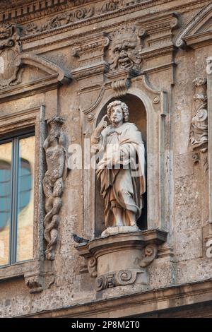 Italie, Lombardie, Milan, Piazza dei Mercanti, Palais Palatin, Statue de Saint Agostino par Lasagna Giovan Pietro Banque D'Images