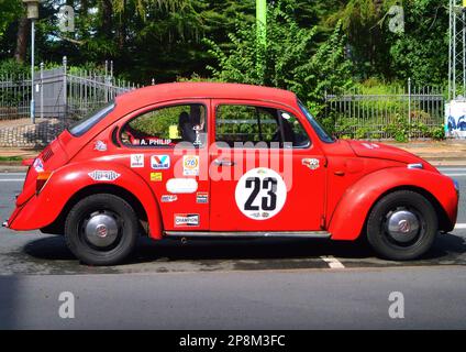 Une Volkswagen Beetle rouge classique garée sur une route à Copenhague, au Danemark. Banque D'Images