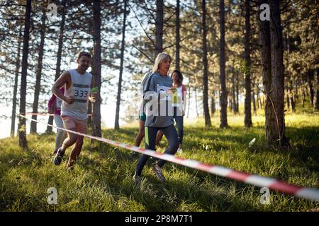 Groupe d'athlètes qui participent à la course dans les bois Banque D'Images