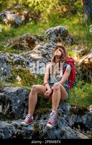 jeune femme, adolescente, appréciant dans la nature, prenant une pause de la randonnée. Banque D'Images