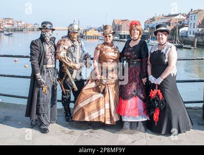 Goth Weekend alternative Music Festival à Whitby probablement 2014 (peut-être même 2015?) attirée robe d'époque, les amateurs de steampunk et, bien sûr, goths Banque D'Images