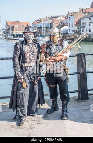 Goth Weekend alternative Music Festival à Whitby probablement 2014 (peut-être même 2015?) attirée robe d'époque, les amateurs de steampunk et, bien sûr, goths Banque D'Images