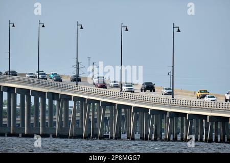 Pont Barron collier et pont Gilchrist en Floride avec circulation en mouvement. Infrastructure de transport dans le comté de Charlotte reliant Punta Gorda an Banque D'Images