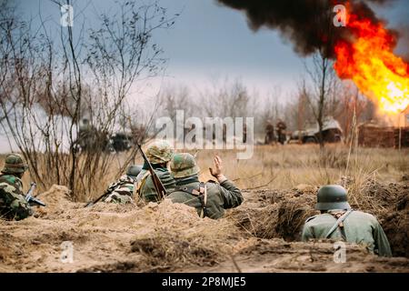 Lutte contre le véhicule de combat. Les réacteurs ont armé des fusils et se sont habillés comme soldats allemands de l'infanterie Wehrmacht de la Seconde Guerre mondiale combattant de manière défésive dans le Trench Banque D'Images