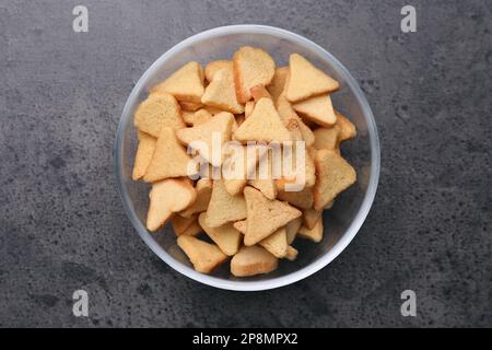 Crottes croustillantes dans un bol sur une table grise, vue de dessus Banque D'Images