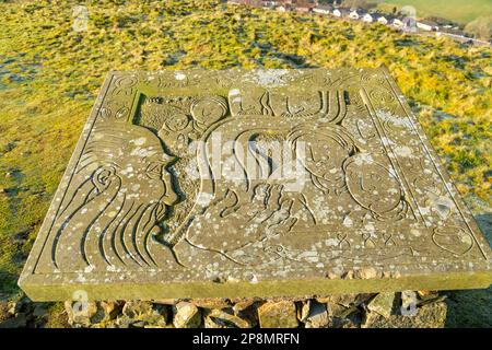 Sculptures de l'artiste Mary Kenny au sommet de Pirn Hill et fort Iron Age Hill au-dessus d'Innerleithen, Écosse Banque D'Images