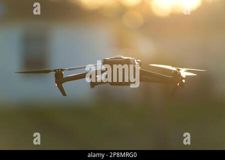 Drones quadcopter avec appareil photo numérique et hélices à rotation rapide en vol pour la prise de vidéos et de photos. Banque D'Images