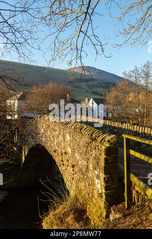 Le pont de Cuddy un pont à cheval à une arche qui traverse l'eau de Leithen a été construit en 1701 Banque D'Images