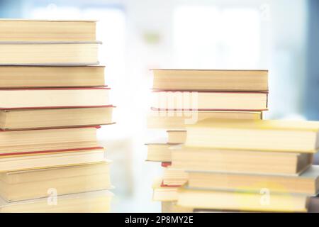 Piles de livres à l'intérieur. Effet bokeh Banque D'Images