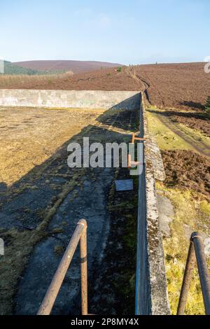 Les restes de Kirnie Law réservoir un révolutionnaire Hydro Electric Scheme (1920) utilisant l'énergie excédentaire pour pomper l'eau de la Tweed jusqu'au réservoir. Banque D'Images